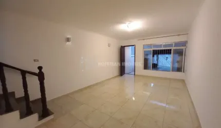Sobrado com 4 dormitórios e 2 vagas de garagem no bairro Santa Maria.
