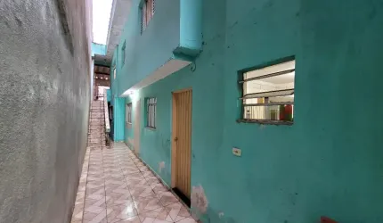 Casa com 4 dormitórios, 2 banheiros e 2 vagas cobertas no Jardim Marek em Santo André. Imóvel ideal para renda!
