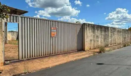 TERRENO À VENDA