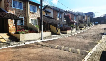 Sobrado em Condomínio Fechado - Santa Cândida