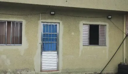 Oportunidade de Investimento: Casa Espaçosa com Comércio Locado!
