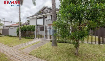 Casa de esquina com quintal no Jardim das Américas, 4 quartos, 05 vagas de garagem. São 308m2 de muita elegância e conforto.