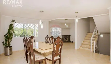 'Sobrado com 5 quartos ( sendo 1 -piso térreo) e amplo quintal  no Jardim das Américas'