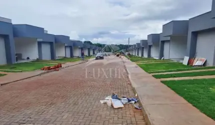 CASA DE 3 QUARTOS - 1 SUÍTE - CONDOMINIO FECHADO - SENADOR CANEDO