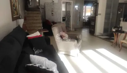 Casa em condomínio fechado no bairro Ecoville com 3 dormitórios, sendo 01 suíte com hidromassagem.