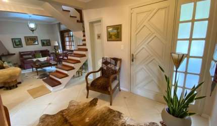 Excelente casa estilo sobrado com 3 dormitórios sendo 1 suíte no bairro Espírito Santo