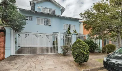 Casa 4 dormitórios com piscina a venda no bairro Planalto