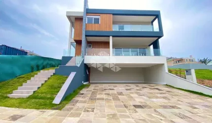 EXCELENTE RESIDÊNCIA DE 4 SUÍTES COM FINO ACABAMENTO!