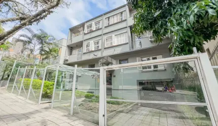 Apartamento 03 dormitórios, vaga para 2 carros, em frente ao Juvenil.