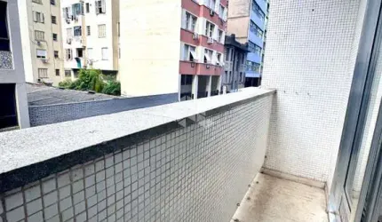 Apartamento com três quartos e sacada no Centro Histórico