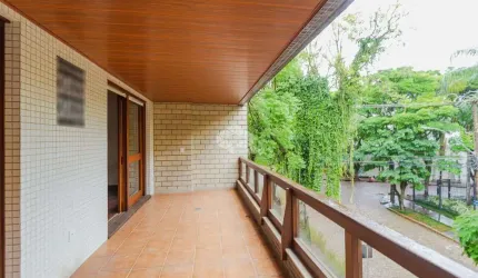 Cobertura com três suítes e amplo terraço com piscina, no Petrópolis