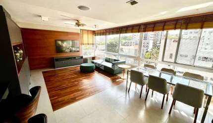Apartamento com três quartos, churrasqueira e duas vagas, no Moinhos de Vento