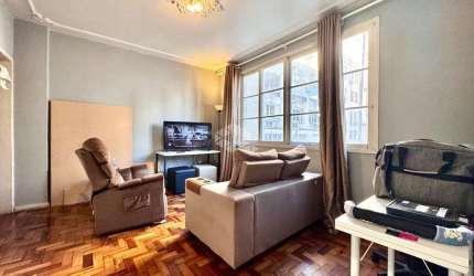 Apartamento com dois quartos, em andar alto, no Centro Histórico