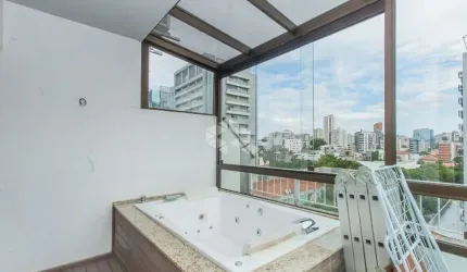 Cobertura no bairro Auxiliadora, com duas vagas e linda vista