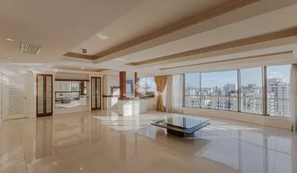 Apartamento com 179 m² e três vagas, junto ao Parcão