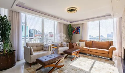 Apartamento impecável, em andar alto, a poucos metros do Parcão