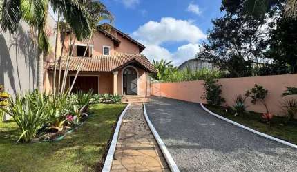 Casa com quatro suítes e pátio incrível, no bairro Vila Nova