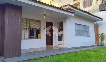 Casa térrea com 4 quartos sendo suíte, com lareira na sala, garagem para 4 carros, churrasqueira, deposito no Jardim Lindóia