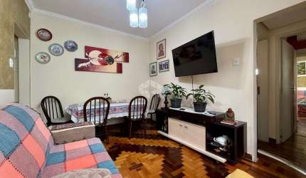 Apartamento térreo com pátio, 3 dormitórios no bairro São João em Porto Alegre-RS!