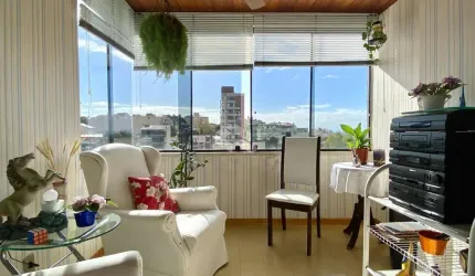 Cobertura a venda com 3 dormitórios, 2 banheiros, sala de jantar, sala de estar, sacada, churrasqueira, banheiro, área de serviço e vaga garagem