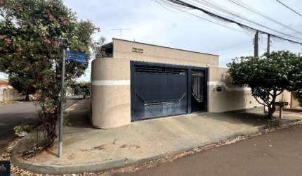 CASA COM TRÊS QUARTOS NO JD. NOVO JARDIM STÁBILE - EM BIRGUI