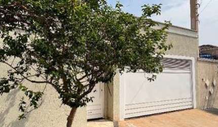 Casa de três quartos com suíte a venda no Bairro Parque das Naçoes em Birigui