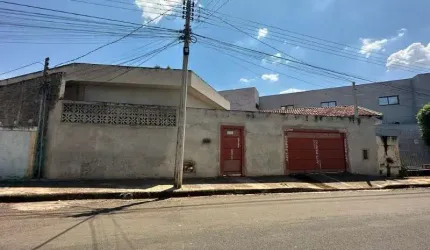 Casa de três quartos com suíte e edícula