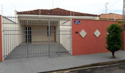 Casa de três quartos com suíte no centro de Birigui para venda