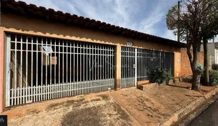 casa a venda no bairro Pedro Marin Berbel com terreno de 250m² e 176m² de construção.