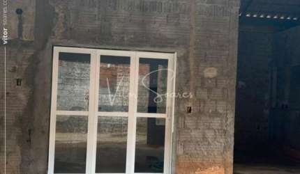 Casa á venda no Jardim do Trevo em Birigui; casa com 3 quartos, banheiro social, cozinha, sala de tv, e amplo quintal.
