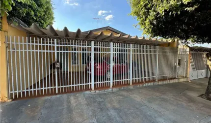 Casa á venda no Parque das Nações em Birigui: Casa com 3 quartos, sala de tv, sala de jantar e garagem coberta para dois veículos