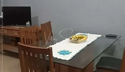 Linda Casa disponível no Residencial Moimas: Casa com 2 quartos sendo um suíte com Varanda, 2 salas, garagem e meio lote sem construção nos fundos