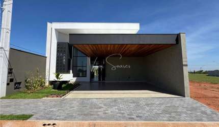 Casa á venda no Condominio Boa Vista: Casa com Garagem ampla pra carros e motos, 3 suítes e uma delas com closet, cozinha, sala de tv e piscina