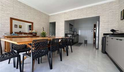 Casa á venda no condominio Veneza, casa com: 3 quartos sendo 2 suítes, sala de TV com pé direito alto, piscina e garagem coberta para 2 veículos