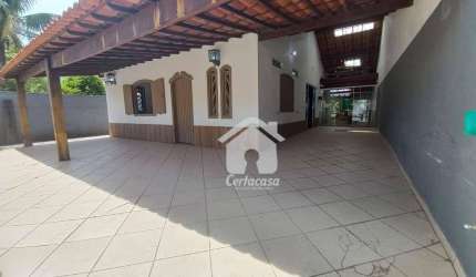 Excelente casa próximo ao shopping de Cabo frio.  Composta por 4 quartos sendo 3 suítes, uma suíte com hidromassagem,  duas salas, 1 lavabo 4 banheiro