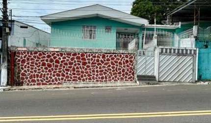 Casa com Terraço Panorâmico no Conjunto Ajuricaba – R$ 550.000
