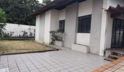 Casa comercial no Parque 10 disponível para venda