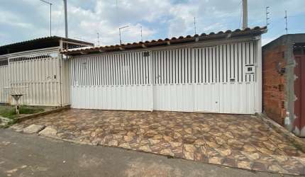 Ótima Casa na QR 805 – 3 Quartos, Garagem para 2 Carros e Forro