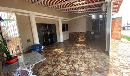 Ótima Casa na QR 805 – 3 Quartos, Garagem para 2 Carros e Forro