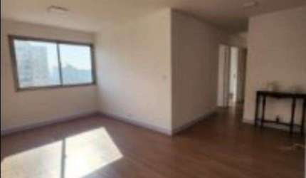 O apto recém-reformado e tem 80 m², 3 dormitórios, living para 2 ambiente
