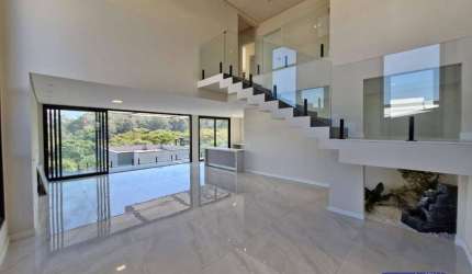 Casa moderna em condomínio fechado com piscina