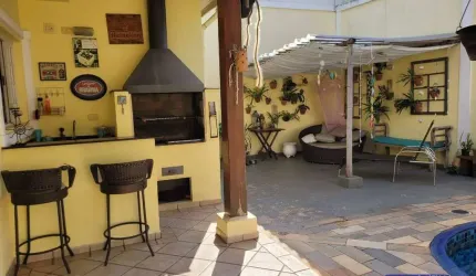Linda Casa Assobradada com 5 suítes, 6 banheiros e piscina privativa 400m2