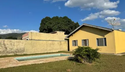 Casa térrea à venda com 1040m² de terreno a uma quadra da Av. Principal