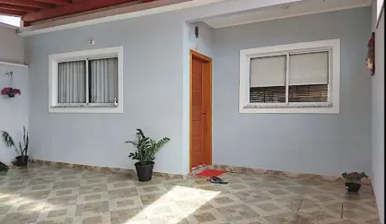 CASA TÉRREA COM 3 DORMITORIOS E PISCINA