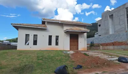 Casa inacabada à venda no Condomínio Passaredo em Atibaia!