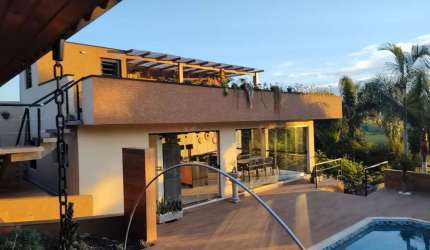 Casa estilo chácara à venda em um condomínio fechado!