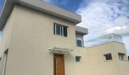 Sobrado à venda com 775m² de terreno, com 3 suítes e piscina