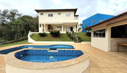 SOBRADO COM 4 QUARTOS, PISCINA  E ESPAÇO GOURMET NO CONDOMÍNIO SERRA DA ESTRELA!