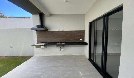 3 quartos, 4 vagas, espaço para piscina
