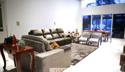 Imponente Casa em Condomínio à Venda em Atibaia-SP  5 quartos, 5 suítes, 3 salas, 7 banheiros, 3 vagas, 347m²  Bairro Condomínio Porto Atibaia